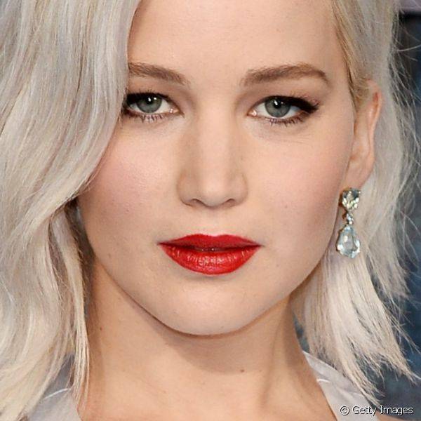 As donas de pele mais clara como Jennifer Lawrence podem abusar do batom vermelho vibrante para destacar os lábios em um look branco de Ano Novo